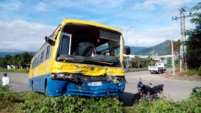 Sau khi tông vào hông xe ô tô 79B-00330, xe ô tô lao lên lề đường và chỉ dừng lại sau khi lao lên lô đất trống bên đường, đầu xe móp méo. 