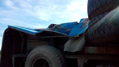 Phần hông xe ô tô xe ô tô 79B-00330 bị móp méo do bị tông trực diện. 