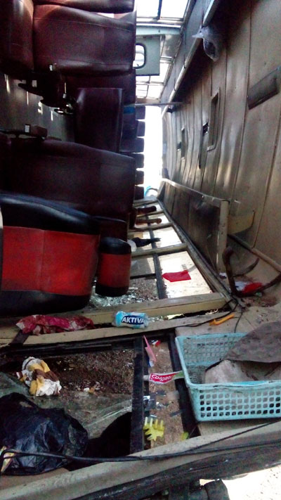 Nhiều vệt máu loang cùng các đồ đạc của công nhân bên trong chiếc xe 79B-00330. 