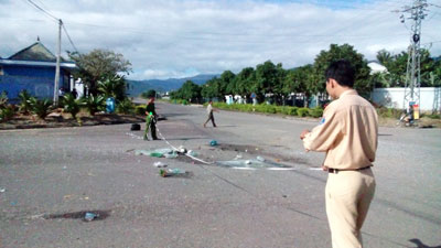 Công an khám nghiệm hiện trường để điều tra vụ tai nạn. 