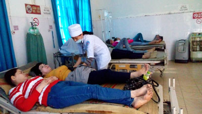 Các công nhân đang được điều trị, theo dõi tại Phòng khám đa khoa khu vực Suối Tân, xã Suối Tân, huyện Cam Lâm. 