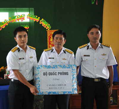 Đại tá Bùi Hải Phước (giữa) trao quà Tết cho cán bộ, chiến sĩ đảo Đá Tây C.