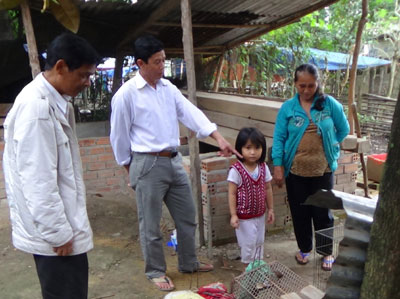 Ông Đinh Riêng (giữa) cùng ông Pi Năng Tiêu tìm hiểu tình hình đời sống của người dân.