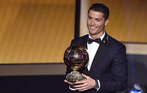 Ronaldo bên danh hiệu Quả bóng vàng tại gala trao giải của FIFA. Ảnh: AFP.