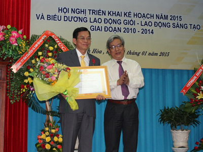 Bưu điện tỉnh Khánh Hòa nhận Cờ thi đua của Chính phủ