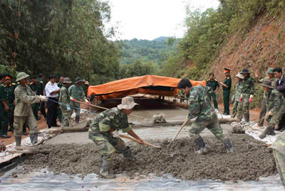 Bộ đội công binh Lữ đoàn 293 giúp nhân dân phường Cam Lợi, TP. Cam Ranh làm đường giao thông nông thôn. 