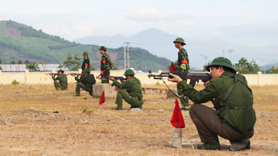 Huấn luyện bắn súng AK bài 1 cho sĩ quan dự bị.