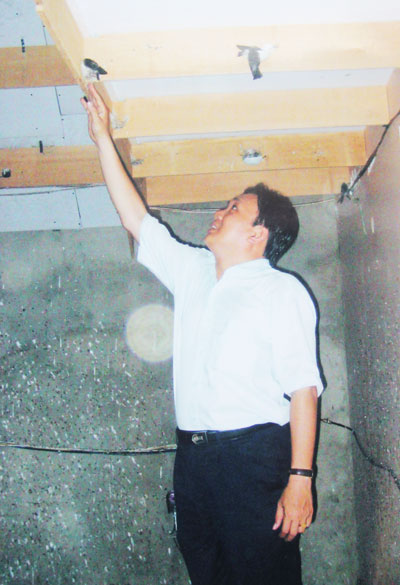 Thạc sĩ Lê Hữu Hoàng - Chủ nhiệm đề tài khảo sát mức độ phát triển của mô hình nuôi chim yến trong nhà.