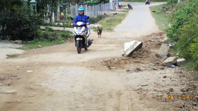 Đống bê tông giữa đường