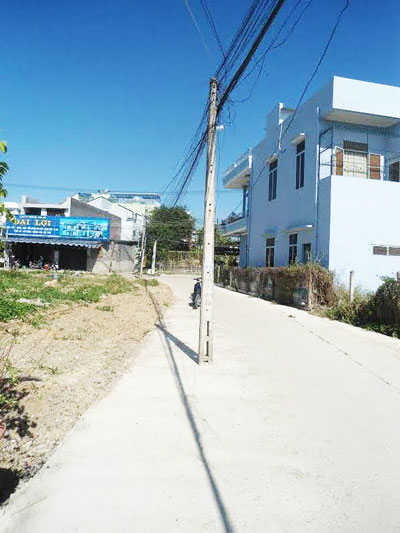 Trụ điện giữa đường