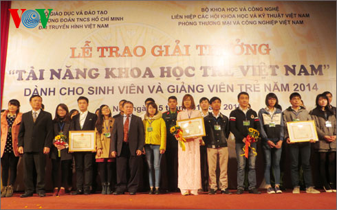 Trao giải cho sinh viên và nhóm sinh viên đoạt giải “Tài năng khoa học trẻ Việt Nam” năm 2014