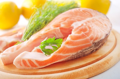 Bổ sung axit béo omega-3 có nhiều trong cá hồi tốt cho não - Ảnh: Shutterstock