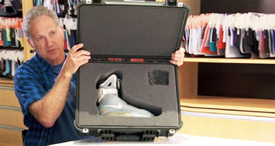 Tinkler Hatfield và đôi giày đặc biệt trong bộ phim Back to the Future 2