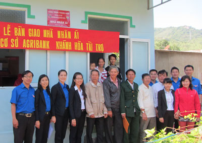 Bàn giao nhà nhân ái cho hộ nghèo