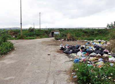 Đổ rác tràn ra đường