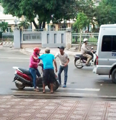 "Cò" xe dù chèo kéo khách