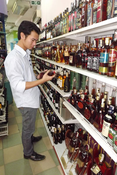 Hoa mắt giữa "rừng" rượu ngoại