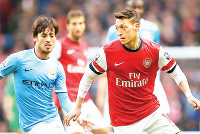 Manchester City – Arsenal, cuộc đối đầu giữa David Silva và Mesut Oezil.