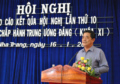 Ông Lê Thanh Quang báo cáo kết quả Hội nghị lần thứ 10 Ban Chấp hành Trung ương Đảng (khóa XI) cho cán bộ chủ chốt