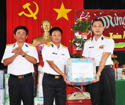 Trao quà Tết cho cán bộ, chiến sĩ đảo An Bang