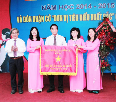 Trường Trung học cơ sở Thái Nguyên: Đón nhận cờ thi đua xuất sắc