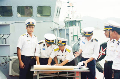 Học viên Học viện Hải quân thực hành huấn luyện trên biển.