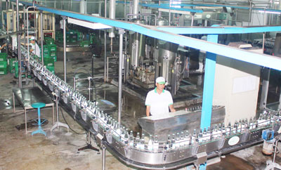 Một góc dây chuyền đóng chai thủy tinh.