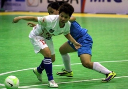 Nữ Thái Sơn Nam (trắng) đăng quang giải futsal quốc tế 2015 diễn ra tại Indonesia. Ảnh: PSSI.