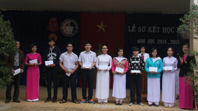 Trao học bổng cho học sinh nghèo vượt khó