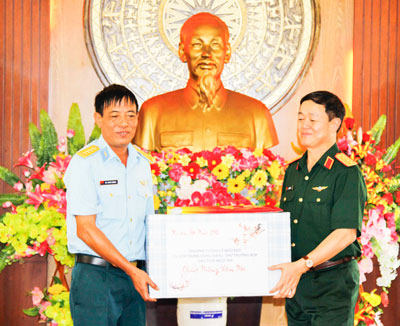 Tổ chức tốt cho cán bộ, chiến sĩ đón Tết Nguyên đán Ất Mùi