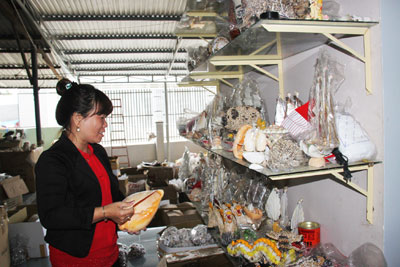 Cơ sở ốc mỹ nghệ Mỹ Mẫn sản xuất cầm chừng vì thiếu đơn đặt hàng dịp Tết.