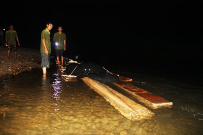 Một vụ vận chuyển lâm sản trái phép trên sông Cái (đoạn qua huyện Khánh Vĩnh) bị lực lượng Kiểm lâm phát hiện.