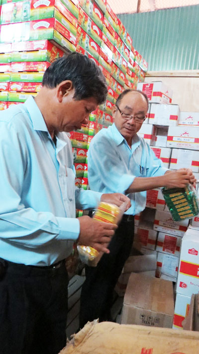 Đoàn kiểm tra đang kiểm tra tại cơ sở Minh Tuyết.