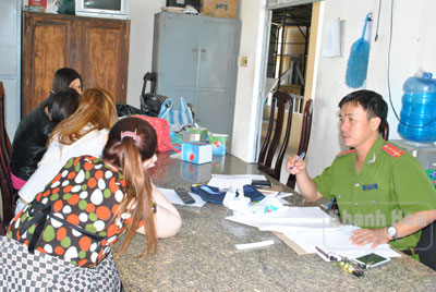 Lấy lời khai ban đầu.