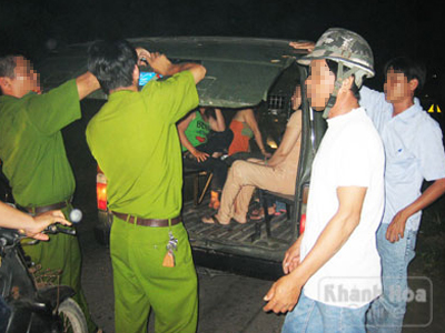 Lực lượng trinh sát hình sự trong một đợt truy quét đối tượng mại dâm.