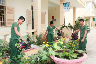 Bộ đội Tiểu đoàn 460 chăm sóc bồn hoa trong khuôn viên đơn vị.