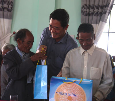 Thăm, chúc Tết, tặng quà tại Khánh Sơn