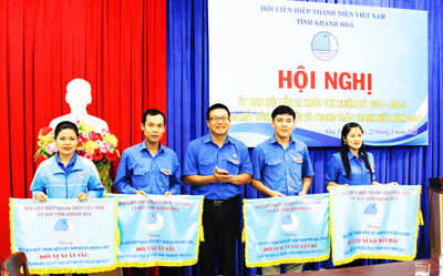 Anh Võ Hoàn Hải - Bí thư Tỉnh đoàn, Chủ tịch Hội Liên hiệp Thanh niên Việt Nam tỉnh trao cờ cho các tập thể xuất sắc.