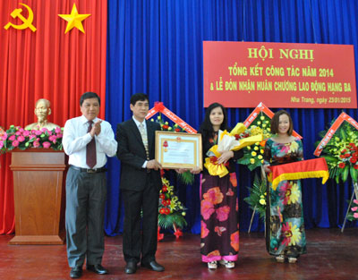 Đón nhận Huân chương Lao động hạng Ba