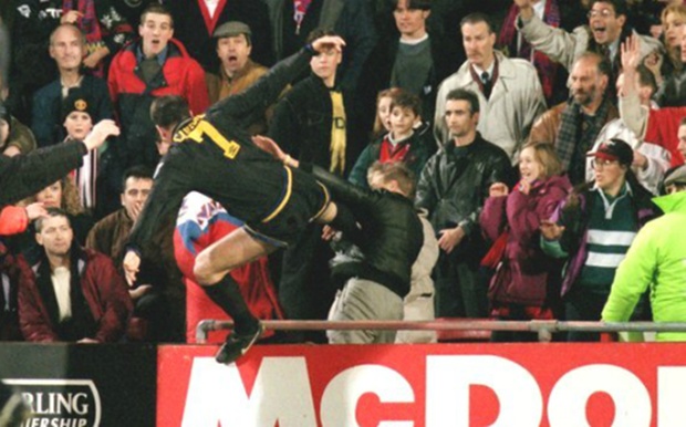 Cantona bay người đạp CĐV Crystal Palace.