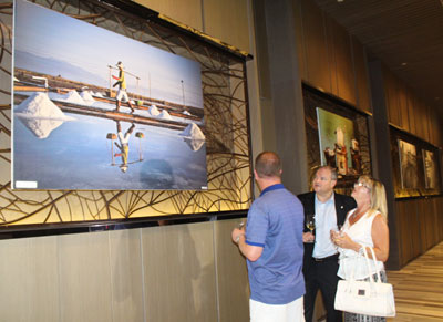 Du khách chiêm ngưỡng bức ảnh