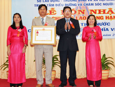 Đón nhận Huân chương Lao động hạng Ba