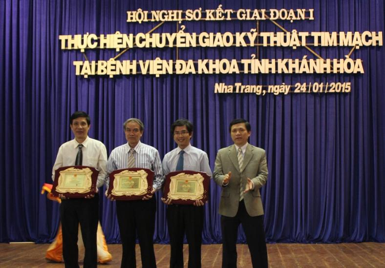 Ông Bùi Xuân Minh, Giám đốc Sở Y tế Khánh Hòa tặng bằng khen cho các PGS, TS BV Chợ Rẫy, Nhi Đồng 1