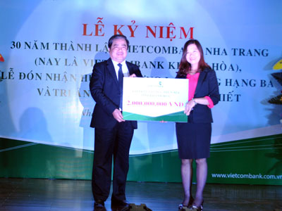 Lãnh đạo Vietcombank Chi nhánh Khánh Hòa (bìa trái) trao tượng trưng 2 tỷ đồng để hỗ trợ giáo dục miền núi.