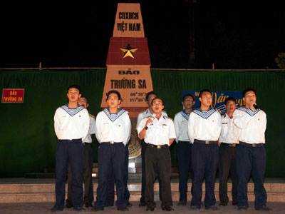 Giao lưu văn nghệ với quân và dân thị trấn Trường Sa