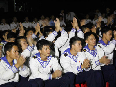 Các chiến sĩ hào hứng tham gia, cổ vũ các tiết mục