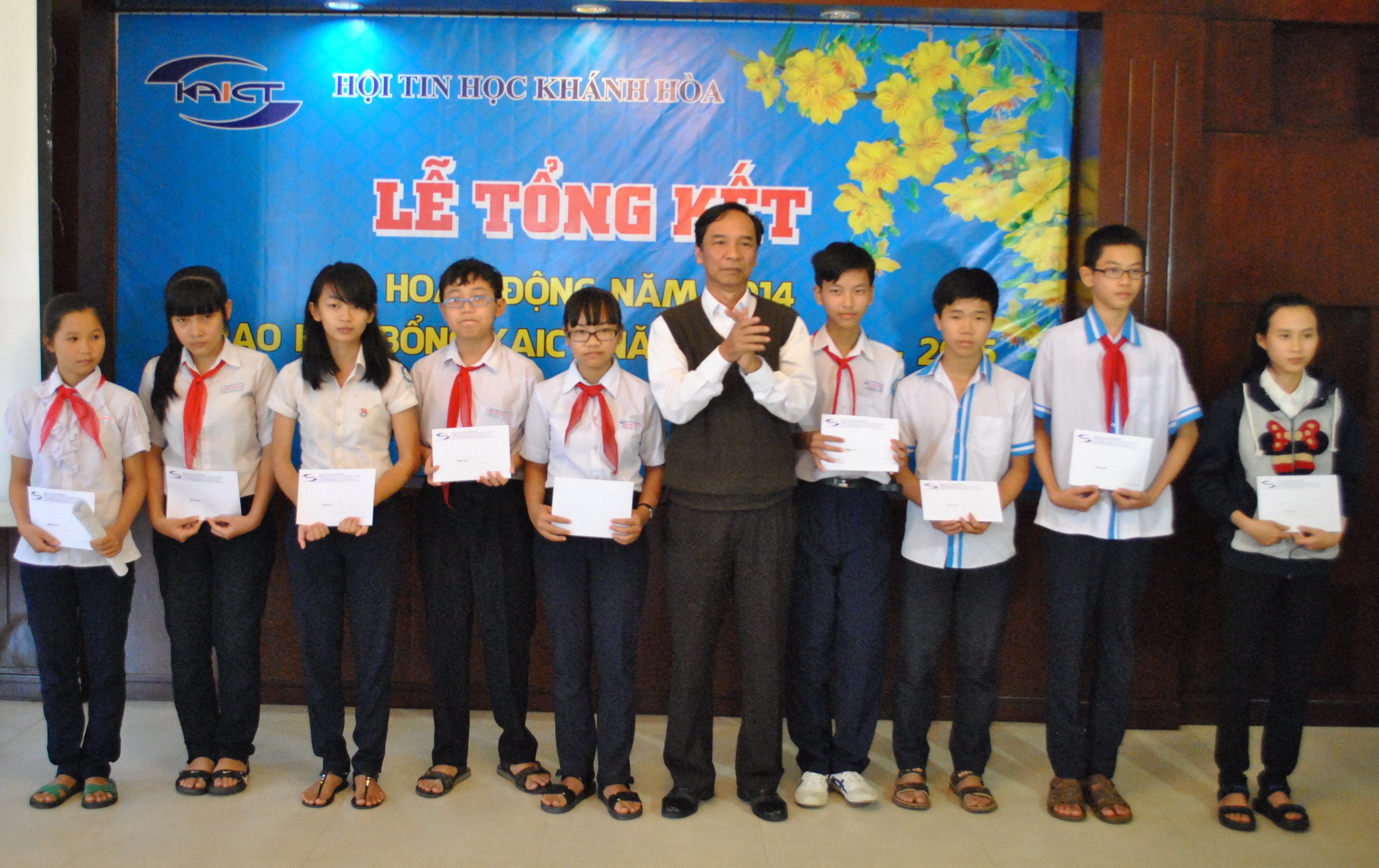 Ông Huỳnh Kỳ Hạnh, Giám đốc Sở Khoa học và Công nghệ, Phó Chủ tịch Hội Tin học tỉnh trao học bổng cho các em học sinh.