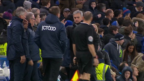 Chelsea thua muối mặt, Mourinho bị đồng nghiệp từ chối bắt tay