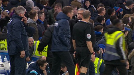 Và đi qua, làm như không biết gì, không quan tâm đến Mourinho.