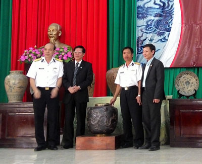 Tặng gốm Bát Tràng cho huyện đảo Trường Sa